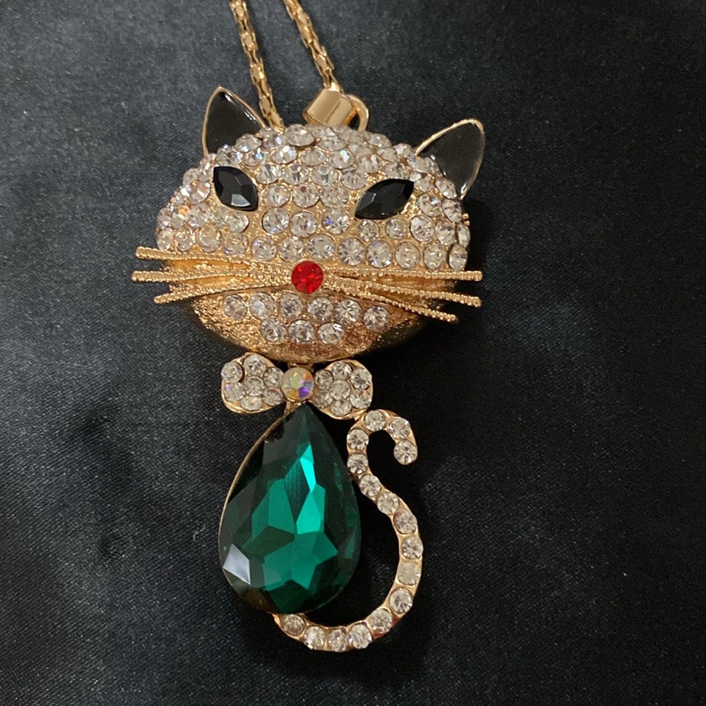 NWT Betsey Johnson Emerald Gem with White Crystals Cat Necklace